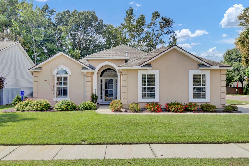 Photo of 1400 Wellesley Circle, Mount Pleasant, SC 29466 (MLS # 25028225)