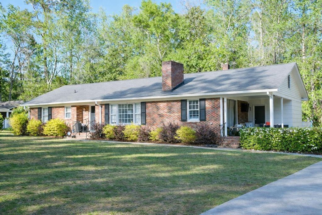 Photo of 115 Woodlawn St, Walterboro, SC 29488 (MLS # 26012316)