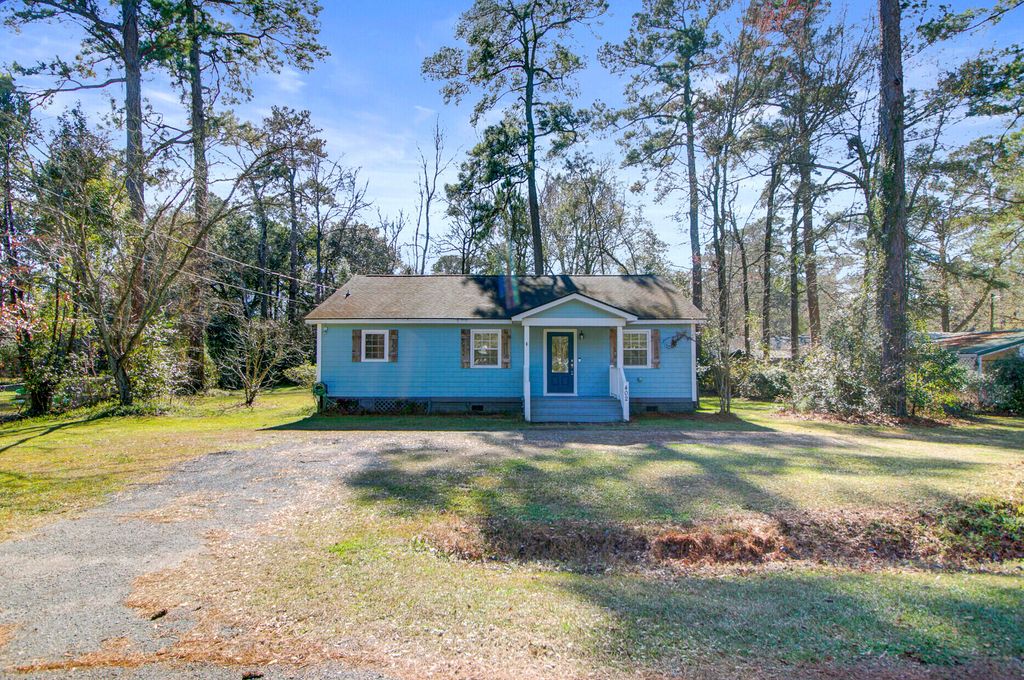 Photo of 402 Golf Road, Summerville, SC 29483 (MLS # 26001919)
