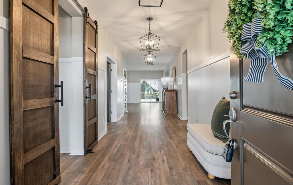 Photo of 233 Narrowleaf Avenue, Summerville, SC 29485 (MLS # 26014827)