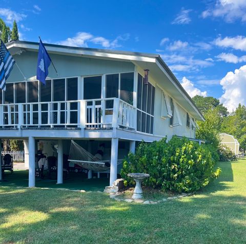 A home in Summerton