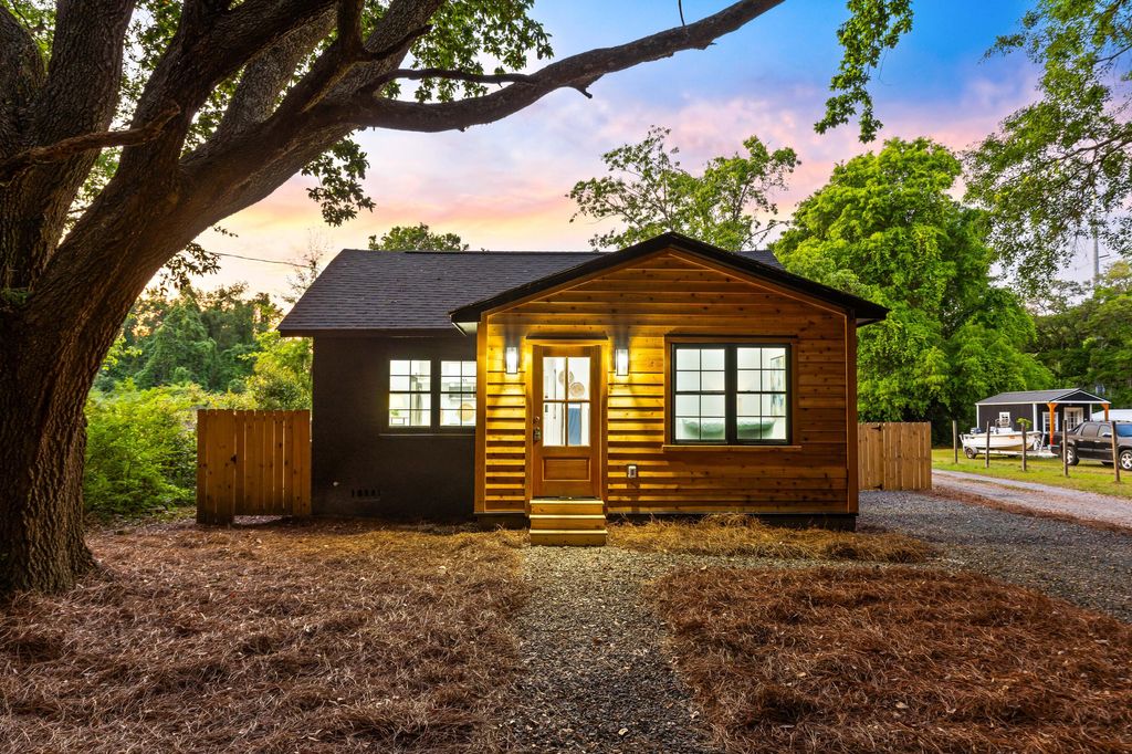 Photo of 1540 E Witter Street, Charleston, SC 29412 (MLS # 26010904)