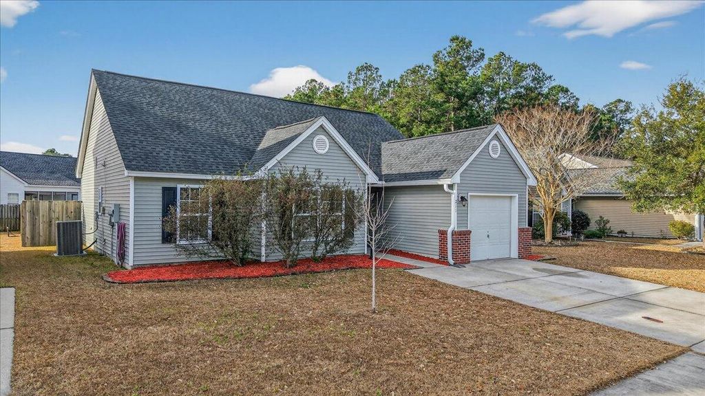 Photo of 211 Avonshire Drive, Summerville, SC 29483 (MLS # 26002634)