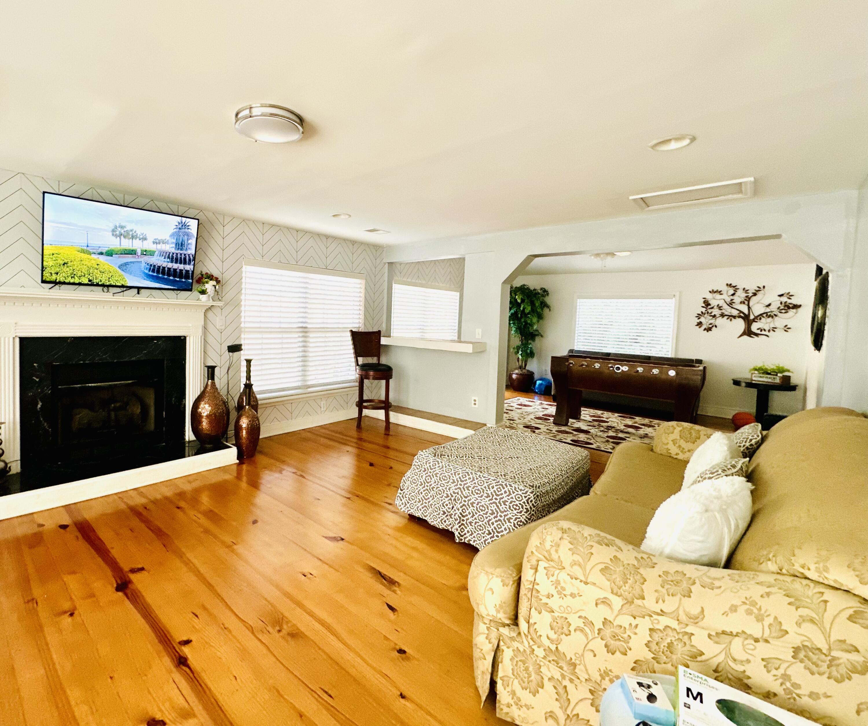 1532 W Robinhood Drive