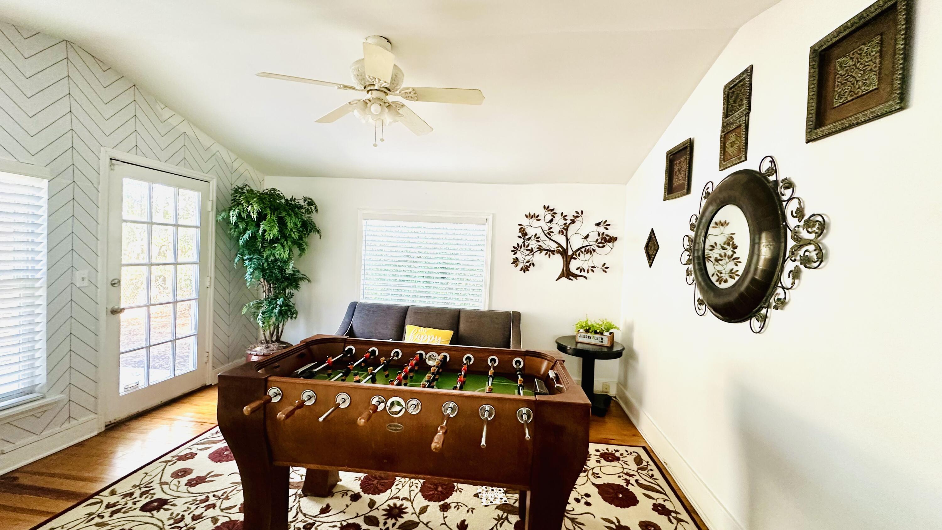 1532 W Robinhood Drive