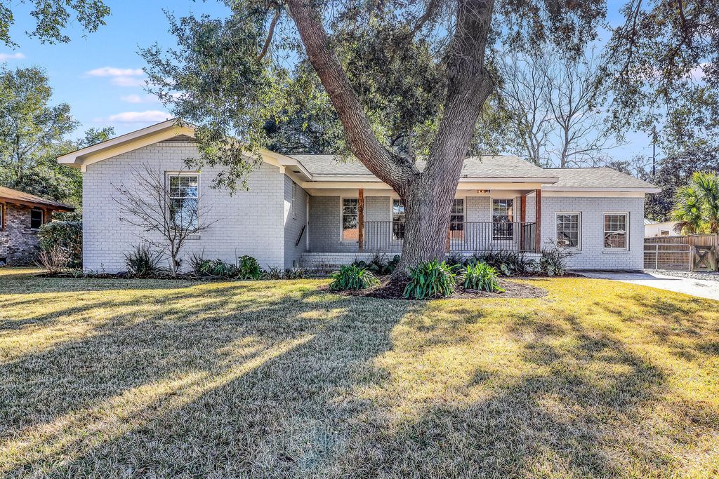 Photo of 1227 Oakcrest Drive, Charleston, SC 29412 (MLS # 26001825)