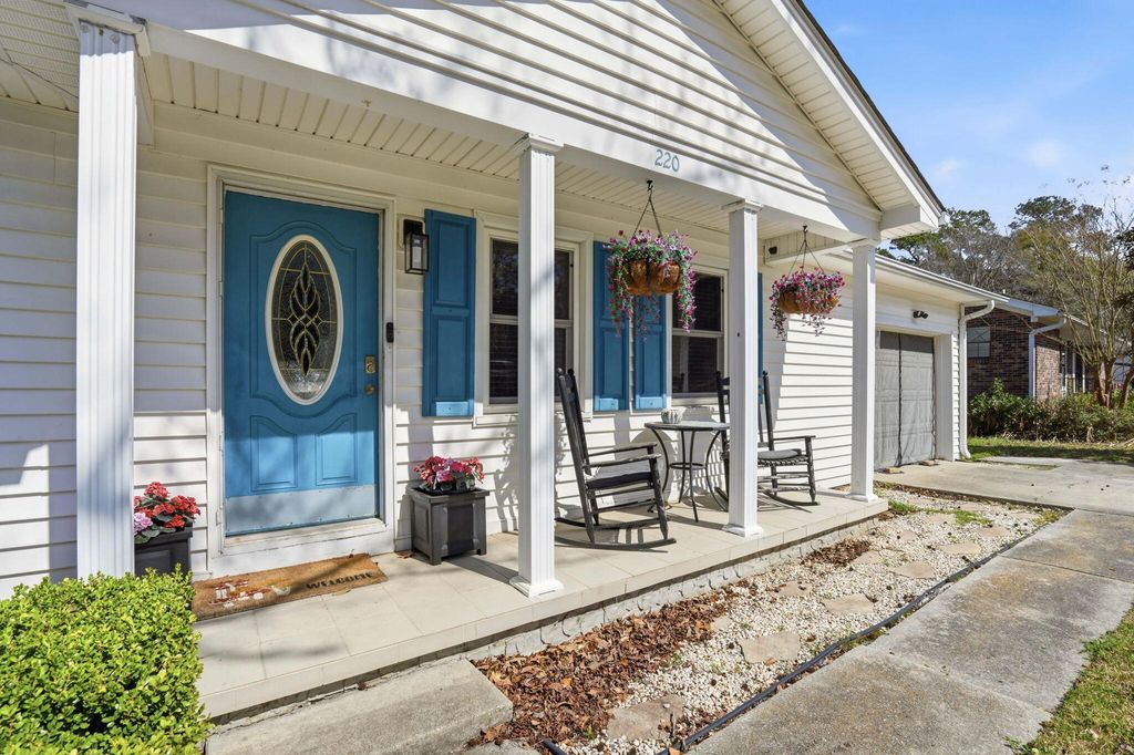 Photo of 220 Crestwood Drive, Summerville, SC 29483 (MLS # 26005910)