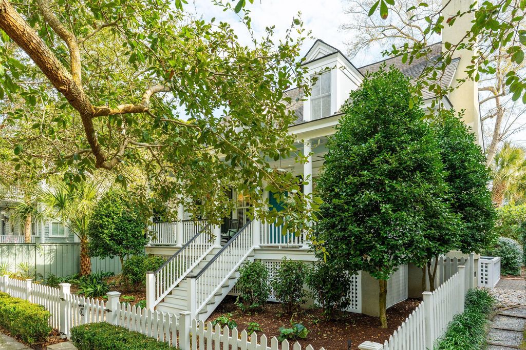 Photo of 46 Eastlake Road, Mount Pleasant, SC 29464 (MLS # 26005386)