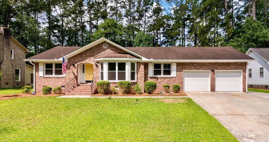 Photo of 104 Blue Heron Drive, Summerville, SC 29485 (MLS # 26014775)