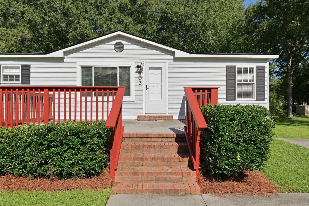 Photo of 102 Dean Drive, Summerville, SC 29483 (MLS # 26024909)