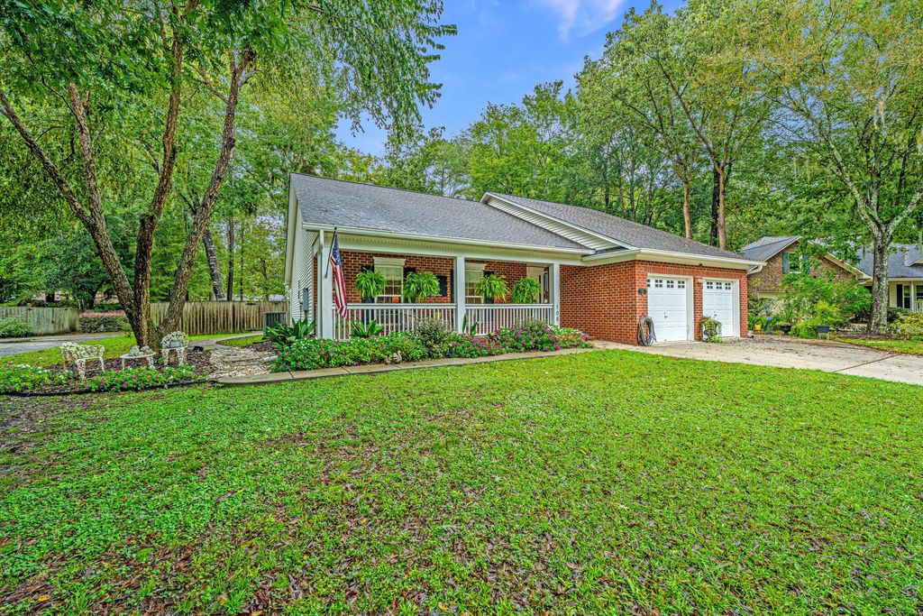 Photo of 108 Bonneau Court, Summerville, SC 29485 (MLS # 25027825)