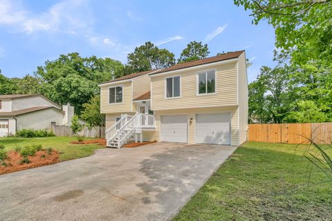 Photo of 104 Foxfire Court, Summerville, SC 29486 (MLS # 26013692)