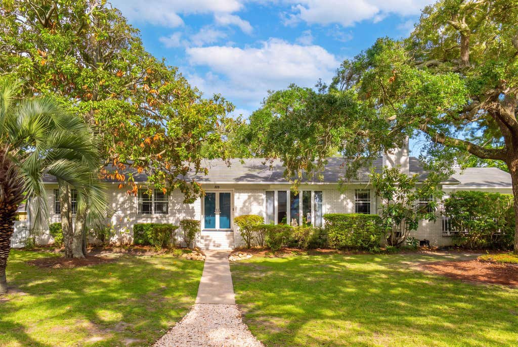 Photo of 209 Cynthia Lane, Charleston, SC 29407 (MLS # 26022952)