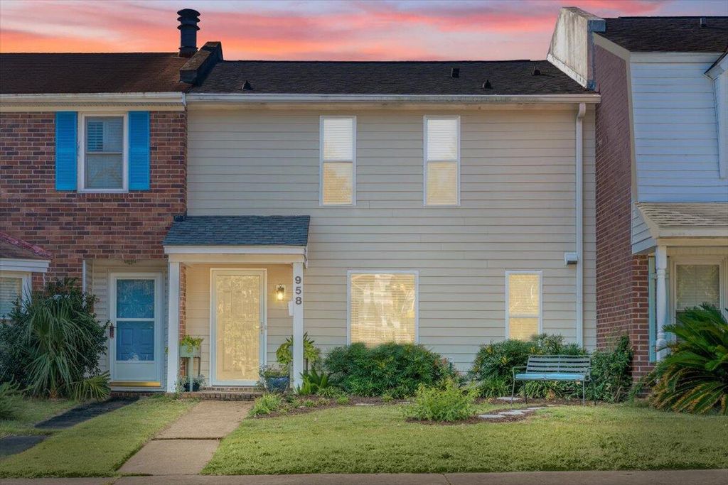 Photo of 958 Fowler Court, Mount Pleasant, SC 29464 (MLS # 26000065)