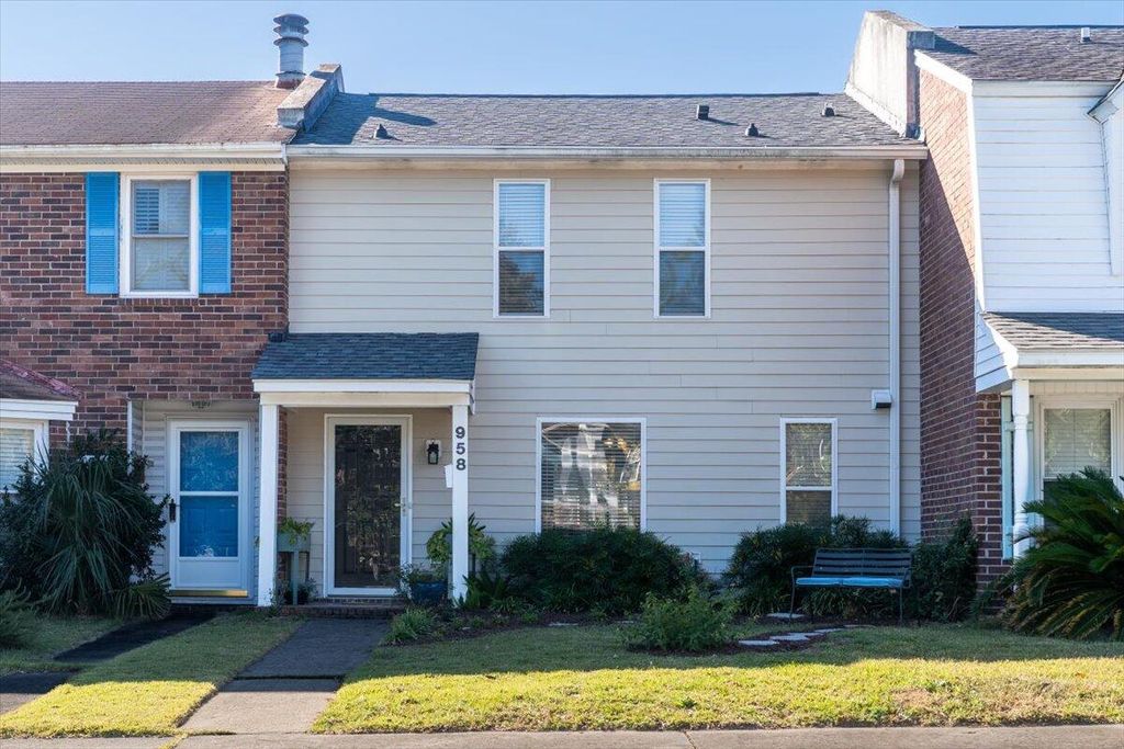 Photo of 958 Fowler Court, Mount Pleasant, SC 29464 (MLS # 26000065)