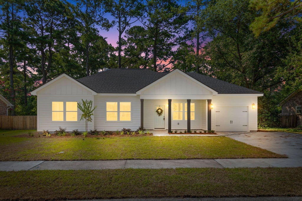 Photo of 122 Bramwell Drive, Summerville, SC 29485 (MLS # 26019330)