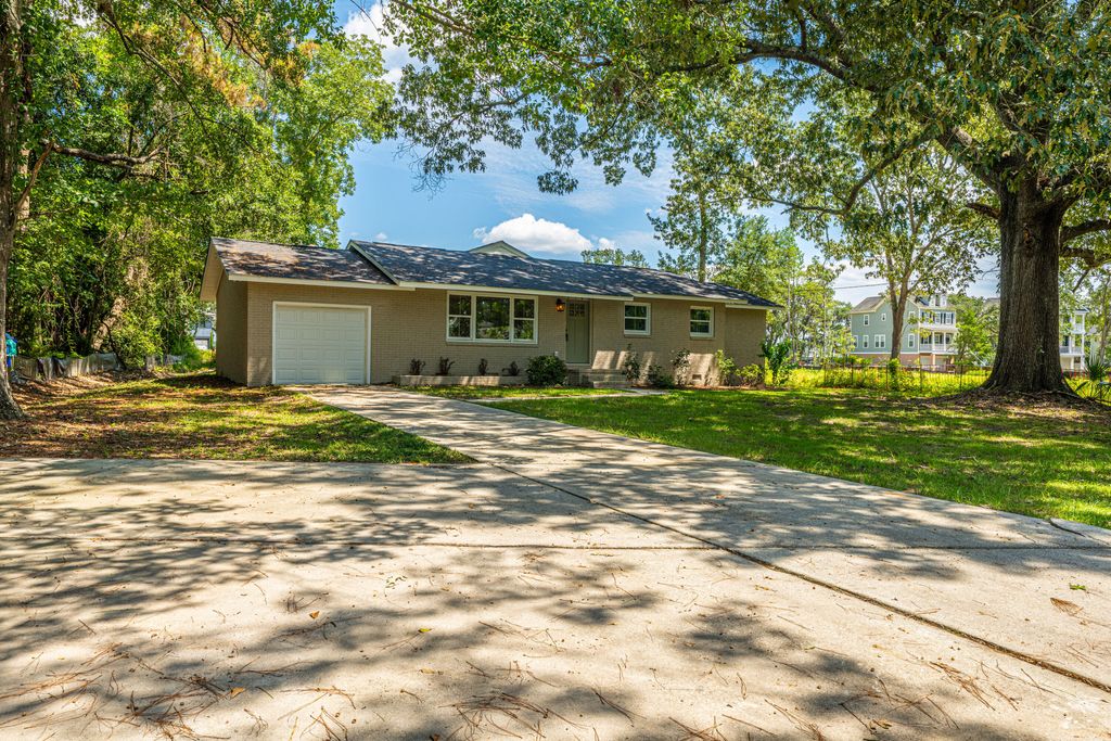 Photo of 2150 Pierpont Avenue, Charleston, SC 29414 (MLS # 25024179)