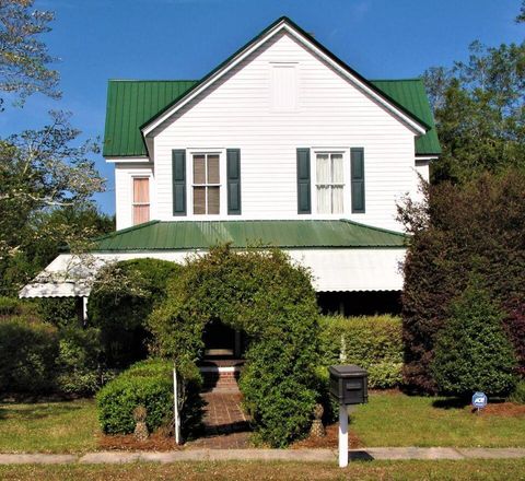 A home in Summerton