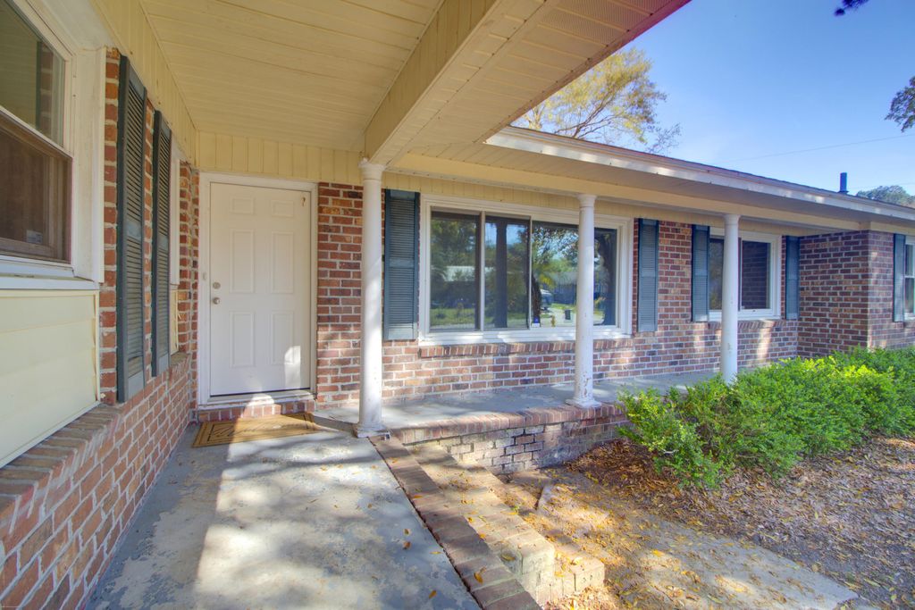 Photo of 1240 Oakcrest Drive, Charleston, SC 29412 (MLS # 26008379)