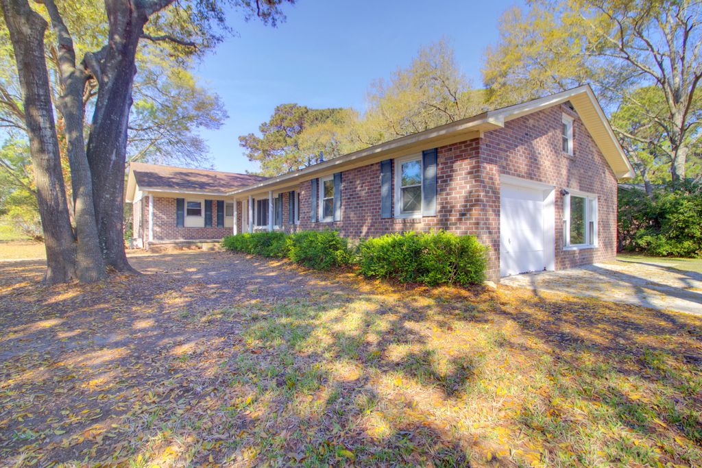 Photo of 1240 Oakcrest Drive, Charleston, SC 29412 (MLS # 26008379)