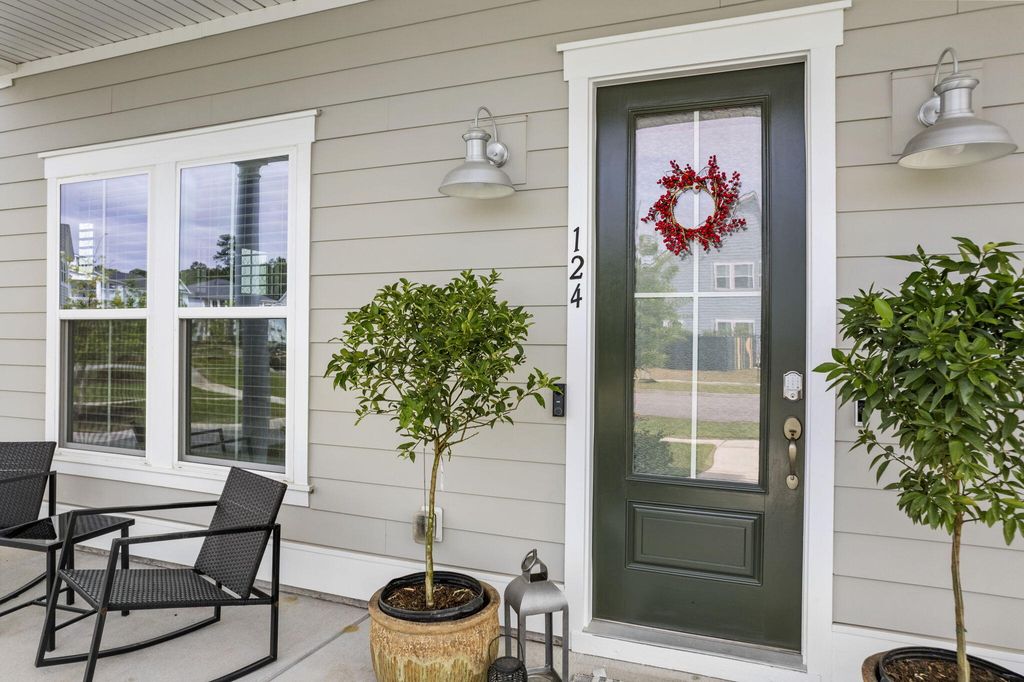 Photo of 124 Medford Street, Summerville, SC 29486 (MLS # 26012612)
