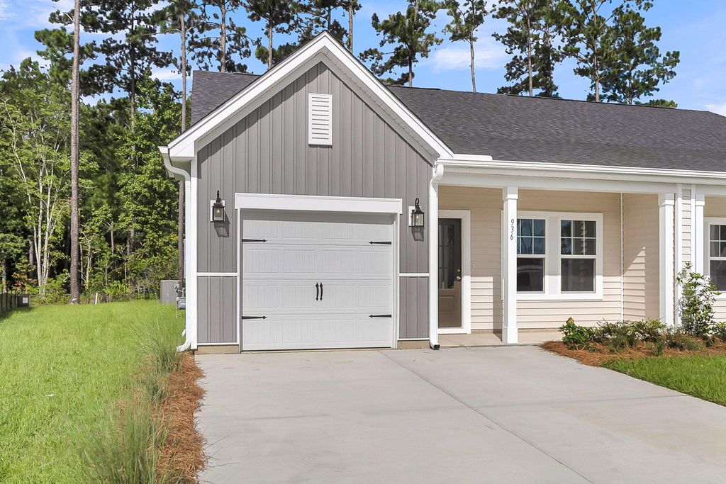 Photo of 936 Dusk Drive, Summerville, SC 29486 (MLS # 25023912)