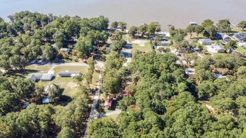 A home in Summerton