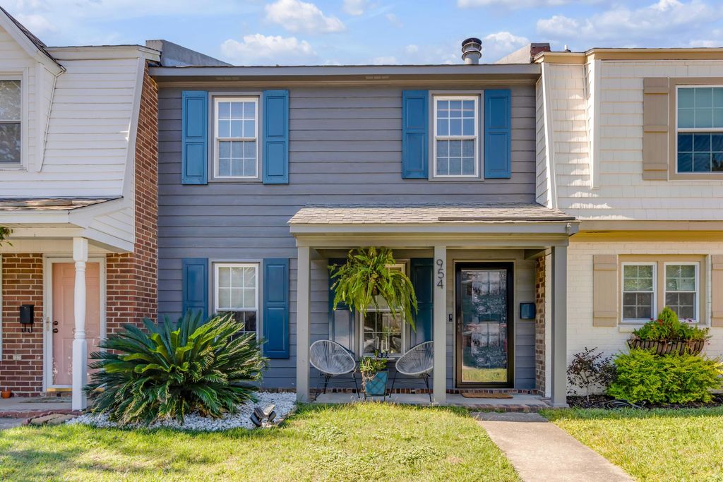 Photo of 954 Fowler Court #E, Mount Pleasant, SC 29464 (MLS # 26001726)