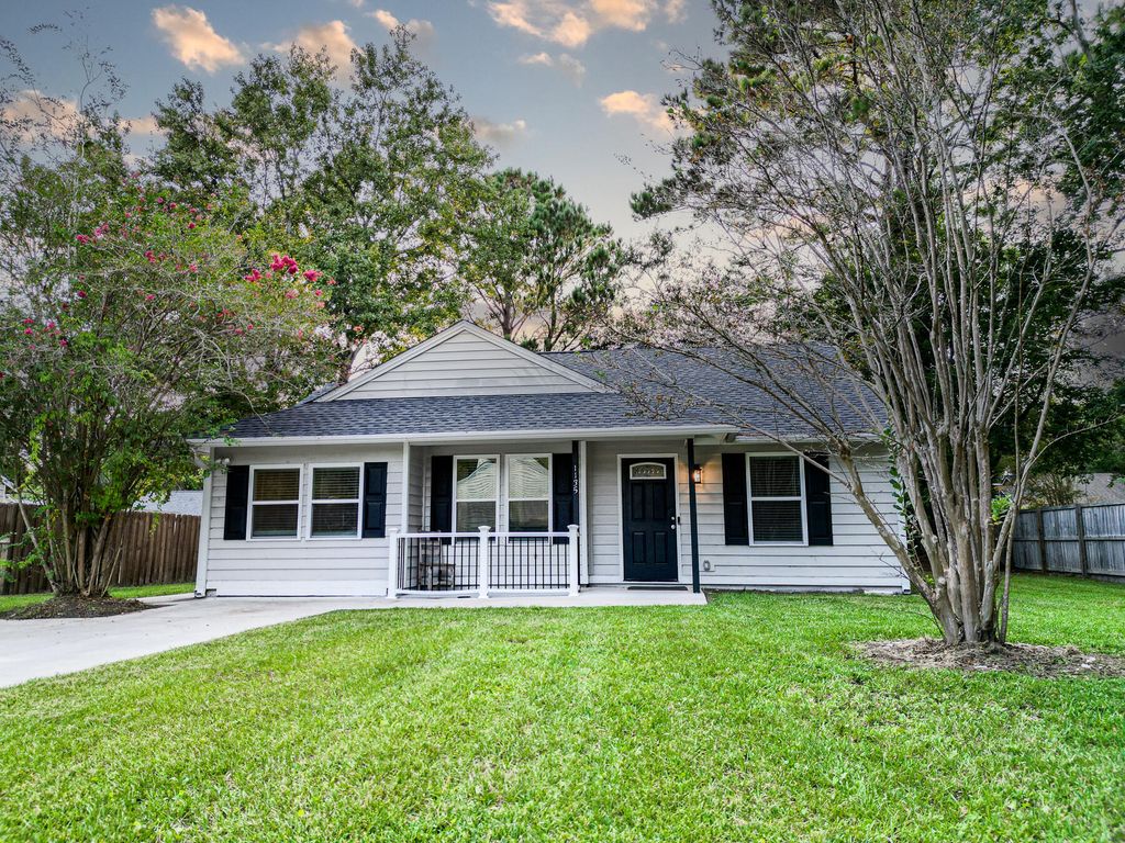 Photo of 1135 Bellwood Road, Charleston, SC 29412 (MLS # 26007176)