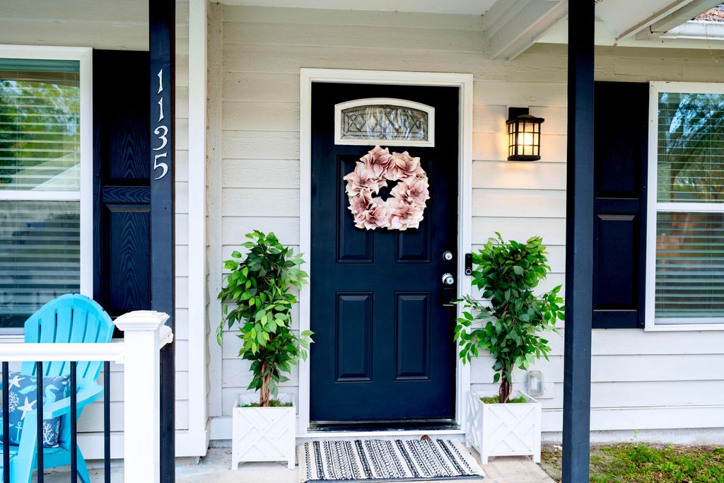 Photo of 1135 Bellwood Road, Charleston, SC 29412 (MLS # 26007176)