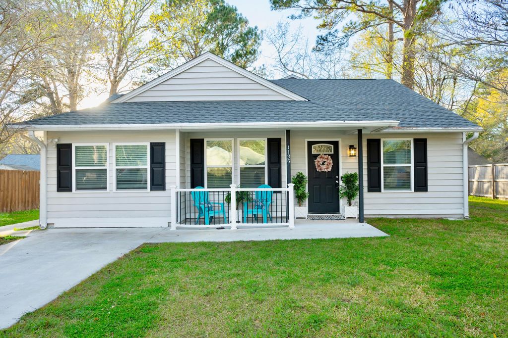 Photo of 1135 Bellwood Road, Charleston, SC 29412 (MLS # 26007176)