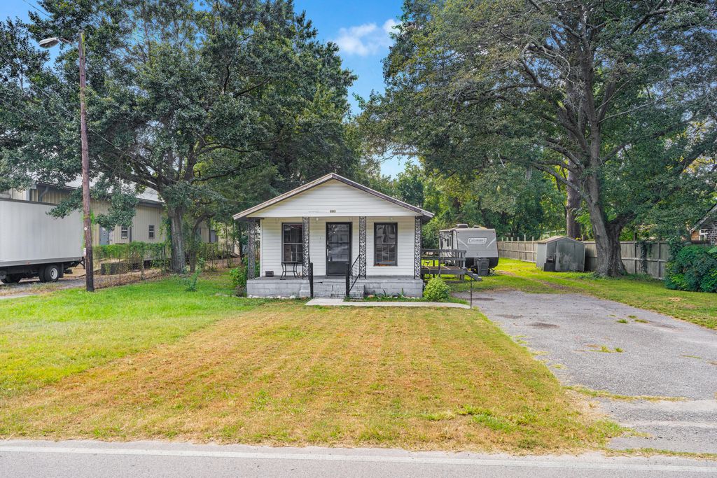 Photo of 5815 Robinson St Street, Hanahan, SC 29410 (MLS # 25029902)