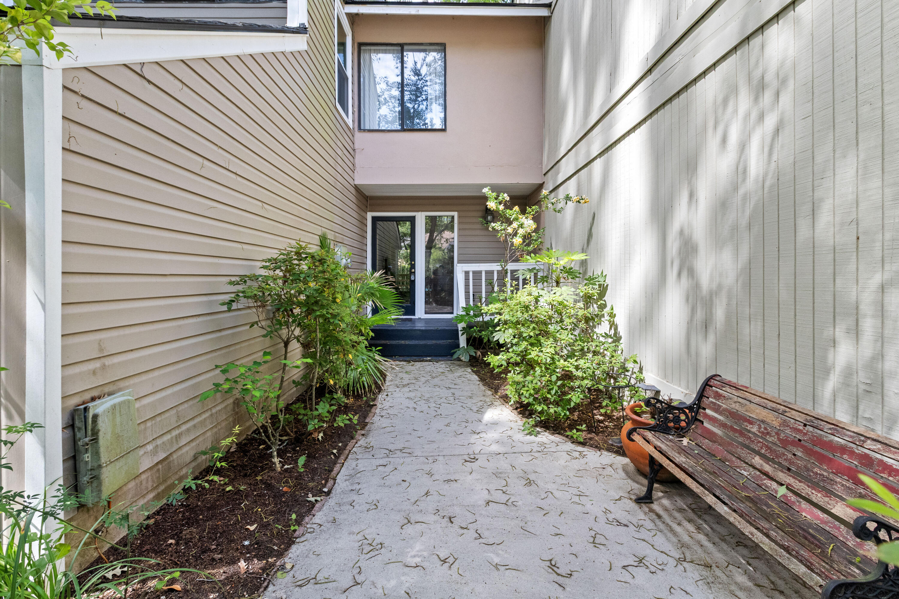 3 Stallion Court