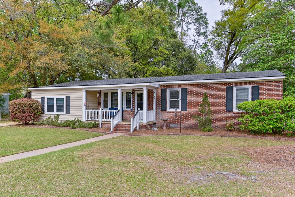 Photo of 307 Burroughs Avenue, Beaufort, SC 29902 (MLS # 26009421)