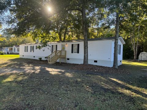 A home in Bonneau