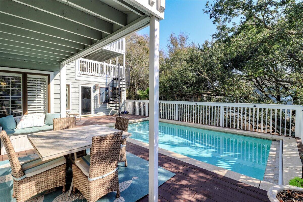 8 Fairway Oaks Lane