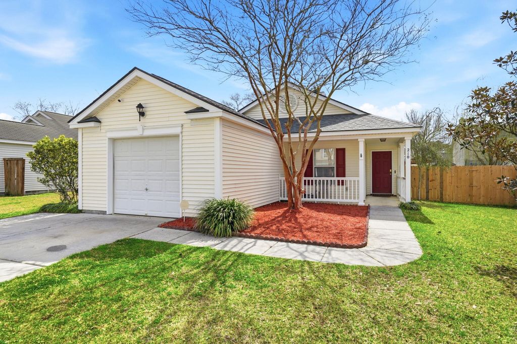 Photo of 210 Waterford Lane, Summerville, SC 29483 (MLS # 26006740)