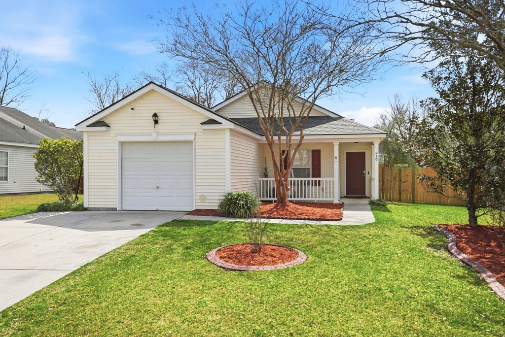 Photo of 210 Waterford Lane, Summerville, SC 29483 (MLS # 26006740)