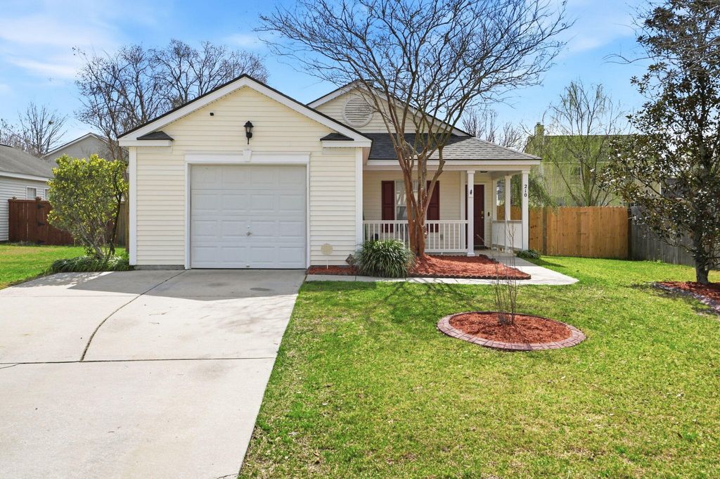 Photo of 210 Waterford Lane, Summerville, SC 29483 (MLS # 26006740)