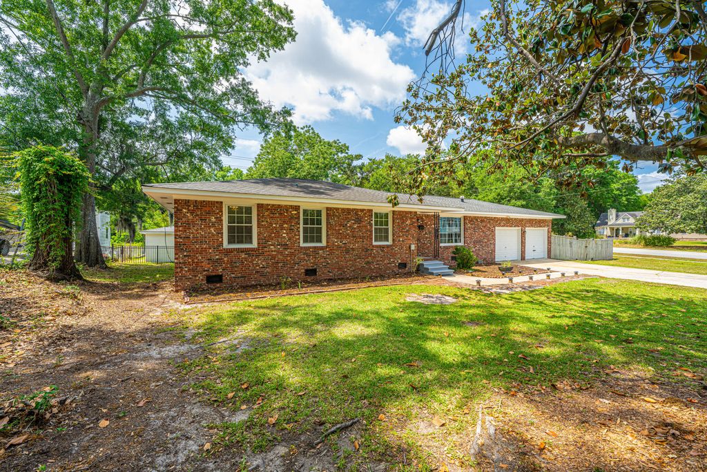 Photo of 5823 Lakeview Drive, Hanahan, SC 29410 (MLS # 25012483)