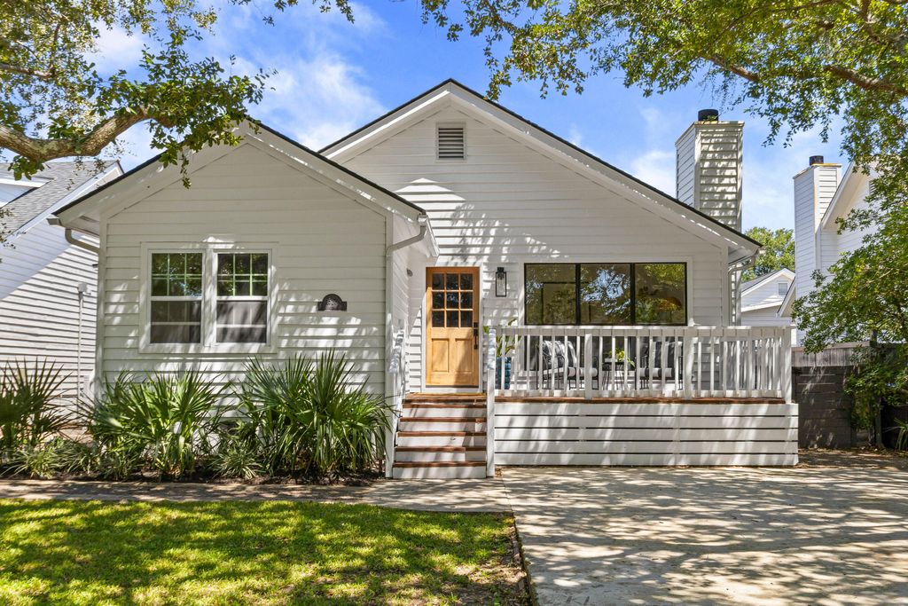 Photo of 1520 Barquentine Drive, Mount Pleasant, SC 29464 (MLS # 25024390)