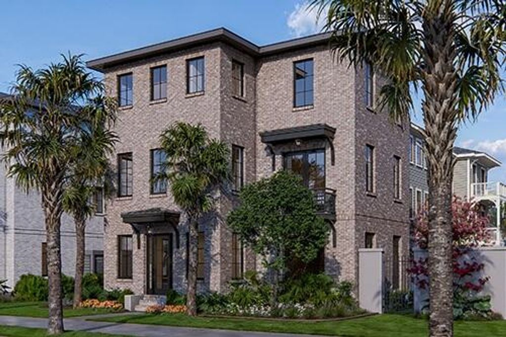 Photo of 305 Queens Court #1, Mount Pleasant, SC 29464 (MLS # 25025225)