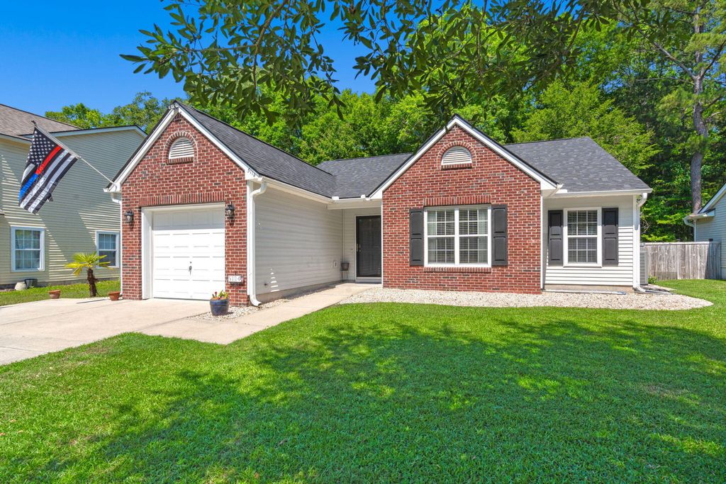Photo of 5114 Thornton Drive, Summerville, SC 29485 (MLS # 26014302)