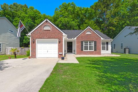 Photo of 5114 Thornton Drive, Summerville, SC 29485 (MLS # 26014302)