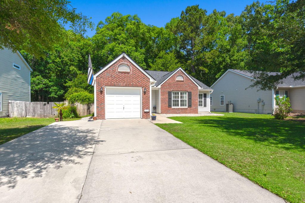 Photo of 5114 Thornton Drive, Summerville, SC 29485 (MLS # 26014302)