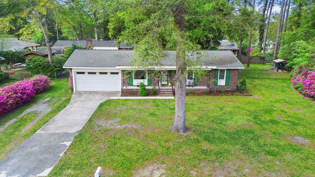 Photo of 512 Dogwood Circle, Summerville, SC 29485 (MLS # 26011062)