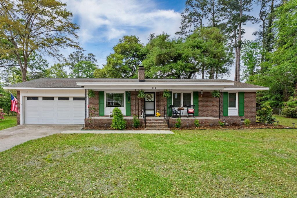 Photo of 512 Dogwood Circle, Summerville, SC 29485 (MLS # 26011062)