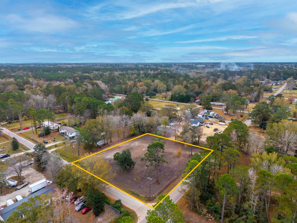 Photo of 211 W Steele Drive, Summerville, SC 29483 (MLS # 25031597)