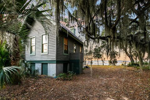 A home in Wadmalaw Island