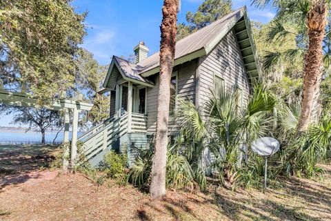 A home in Wadmalaw Island